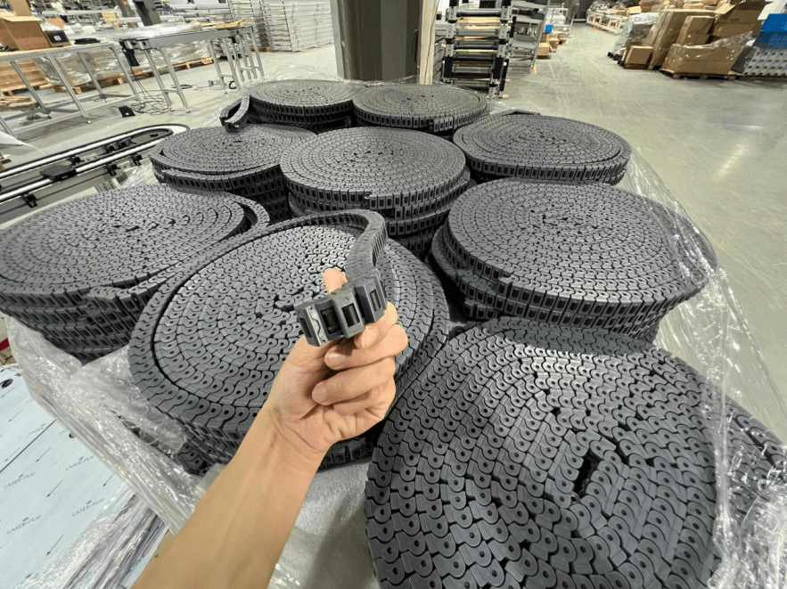 Plastic overhead chain conveyor – accessories – chains - 1