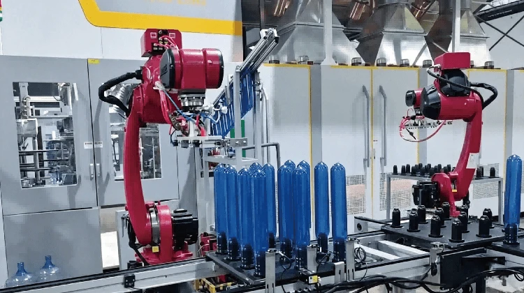 Lengan robotik memasang botol plastik